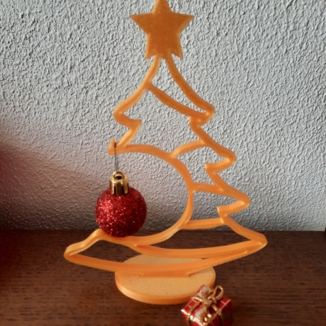 goldener Weihnachtsbaum zur Dekoration