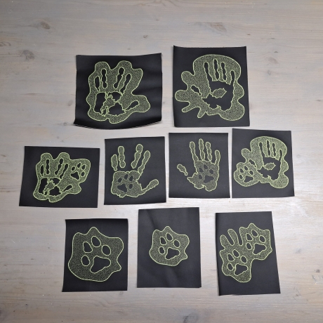 Embossed Datei - linke Hand und Pfote - 13.86x12.67 cm