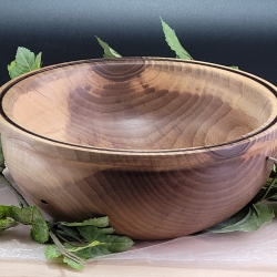 Handgemachte Schale aus Walnussholz  mit überhängendem Rand