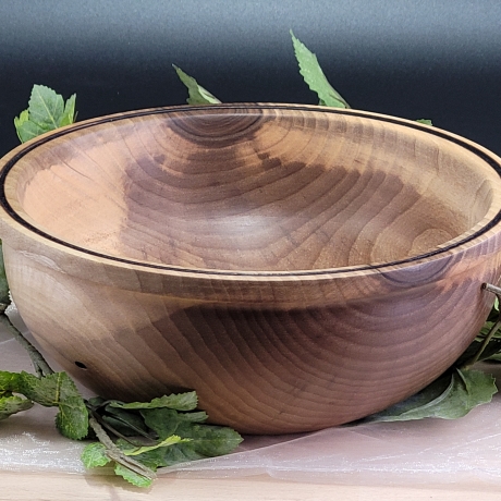 Handgemachte Schale aus Walnussholz  mit überhängendem Rand