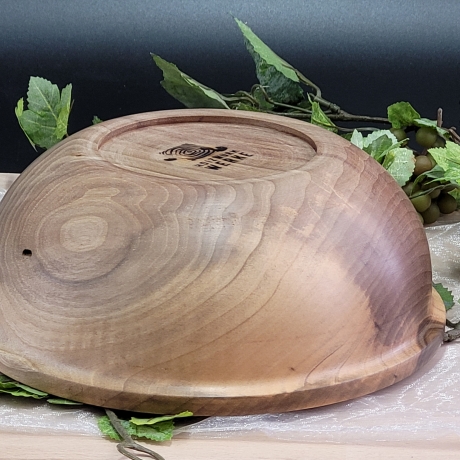 Handgemachte Schale aus Walnussholz  mit überhängendem Rand