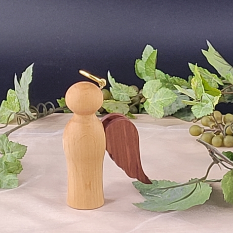 eleganter Engel aus Holz