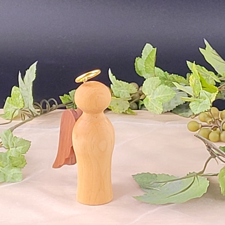 eleganter Engel aus Holz