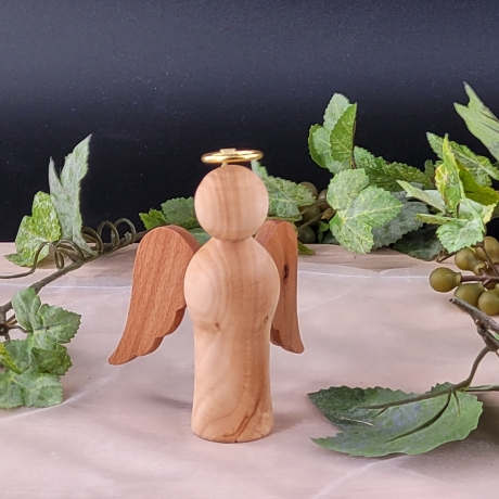 eleganter Engel aus Holz