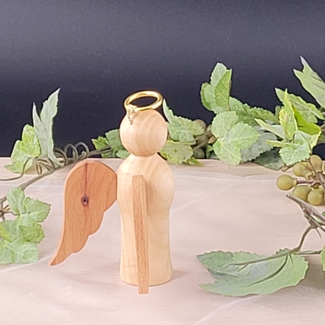 eleganter Engel aus Holz