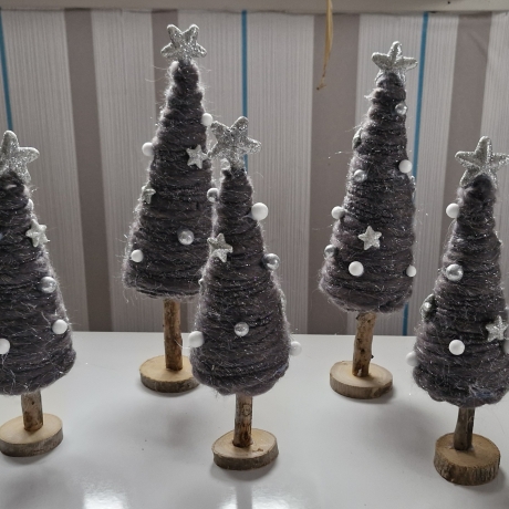 Deko Tannenbaum aus Wolle in zwei Größen - Weihnachten