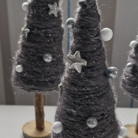 Deko Tannenbaum aus Wolle in zwei Größen - Weihnachten