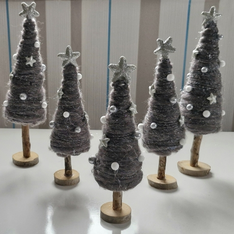 Deko Tannenbaum aus Wolle in zwei Größen - Weihnachten