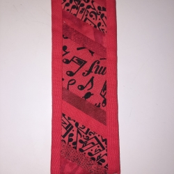  Lesezeichen aus rotem Notenstoff