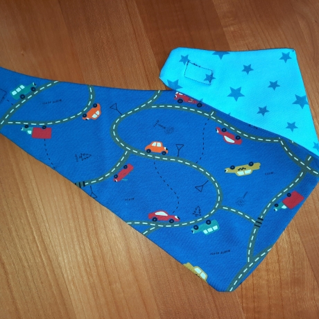 blaues Wendehalstuch mit Fahrzeugen auf der Straße 