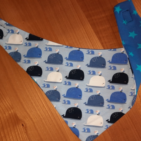 blaues Wendehalstuch mit Wal und Möwen - Rückseite blau m.Sternen
