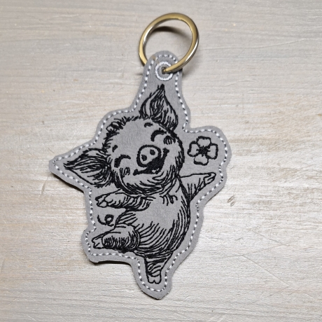 ITH - fröhliches Glücksschweinchen als Anhänger - 6,7 x 9,5 cm