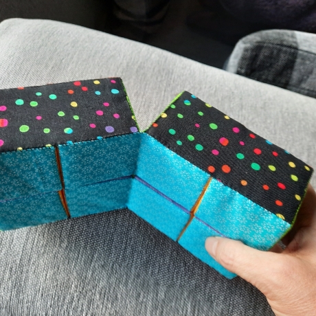 Genähter, pädagogischer Zauberwürfel aus 6 bunten Farben