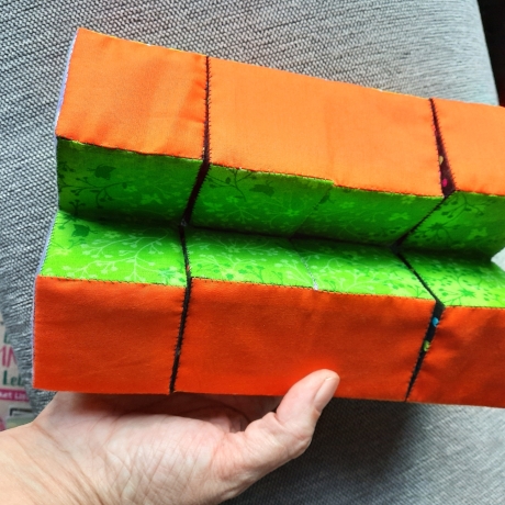 Genähter, pädagogischer Zauberwürfel aus 6 bunten Farben