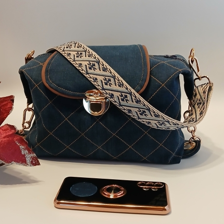 Upcycling Jeanstasche mit breitem bunten Schulterriemen