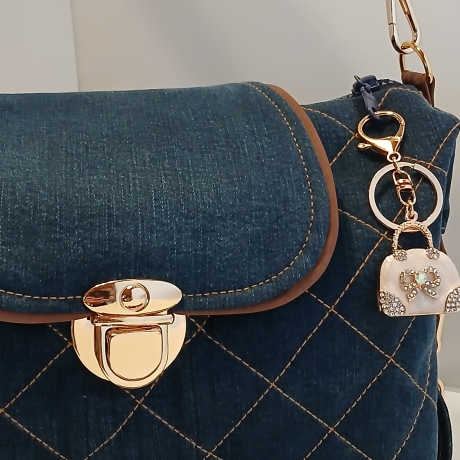 Upcycling Jeanstasche mit breitem bunten Schulterriemen