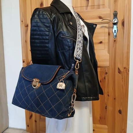 Upcycling Jeanstasche mit breitem bunten Schulterriemen