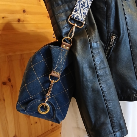 Upcycling Jeanstasche mit breitem bunten Schulterriemen