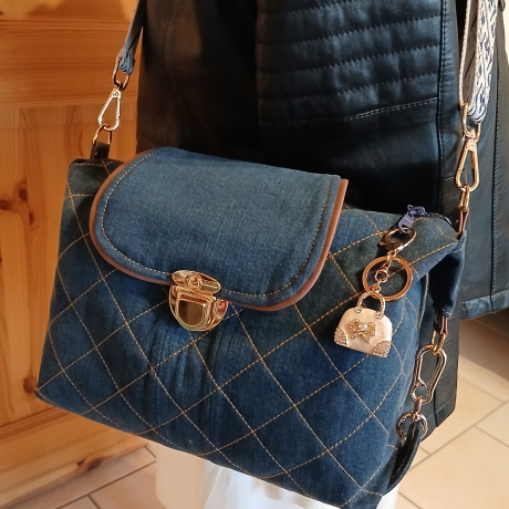 Upcycling Jeanstasche mit breitem bunten Schulterriemen