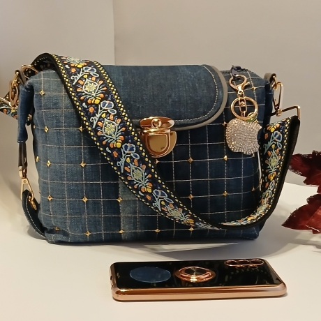 Upcycling Jeanstasche mit breitem bunten Schulterriemen