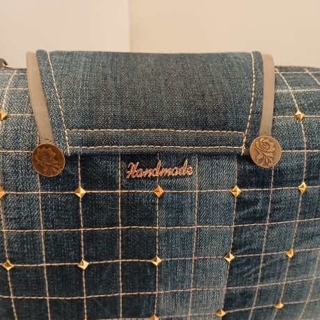 Upcycling Jeanstasche mit breitem bunten Schulterriemen