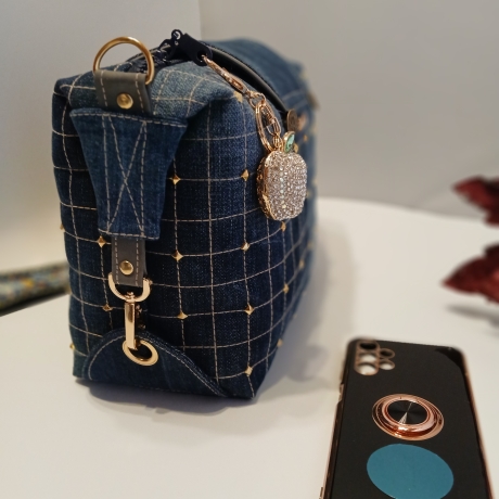 Upcycling Jeanstasche mit breitem bunten Schulterriemen