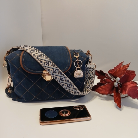 Upcycling Jeanstasche mit breitem bunten Schulterriemen