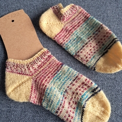 Socken/Sneaker Gr.32/33 gelb mit bunten Streifen