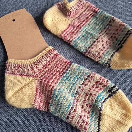 Socken/Sneaker Gr.32/33 gelb mit bunten Streifen