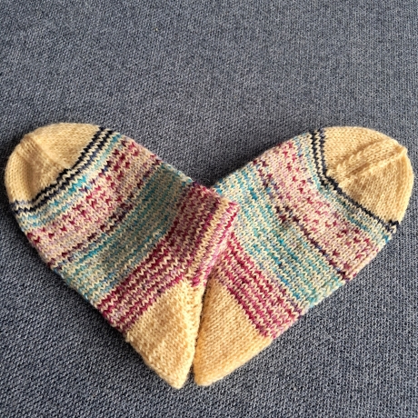 Socken/Sneaker Gr.32/33 gelb mit bunten Streifen