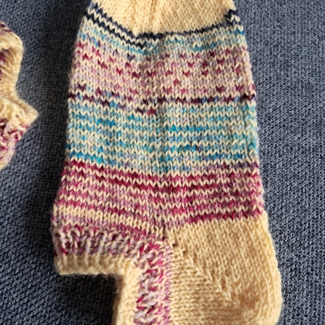 Socken/Sneaker Gr.32/33 gelb mit bunten Streifen