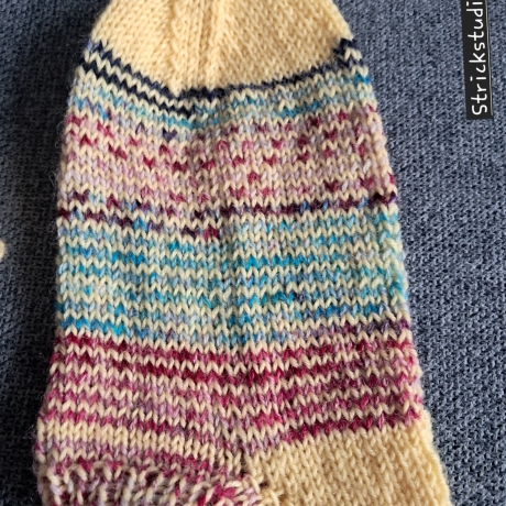 Socken/Sneaker Gr.32/33 gelb mit bunten Streifen