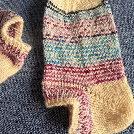 Socken/Sneaker Gr.32/33 gelb mit bunten Streifen