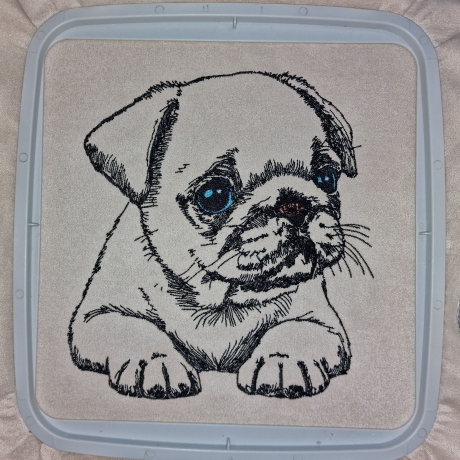 NEU Stickdatei Mops Welpe Daisy Hund realistisch