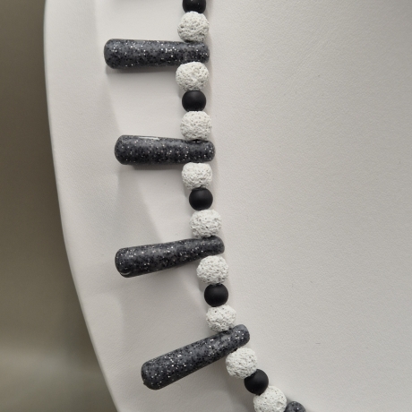 Halskette mit handmade Polymerclay Tropfen in grauschwarz