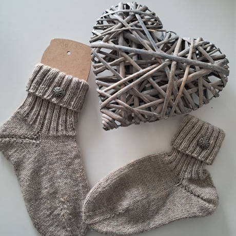 Socken Gr.36/37 mit Knopf-handgestrickt-hellbraun