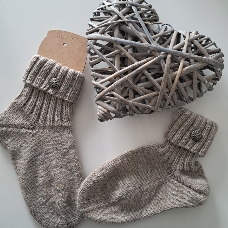 Socken Gr.36/37 mit Knopf-handgestrickt-hellbraun