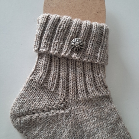 Socken Gr.36/37 mit Knopf-handgestrickt-hellbraun