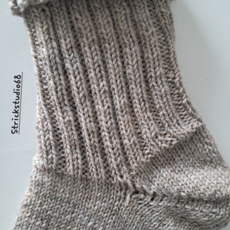 Socken Gr.36/37 mit Knopf-handgestrickt-hellbraun