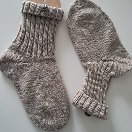 Socken Gr.36/37 mit Knopf-handgestrickt-hellbraun