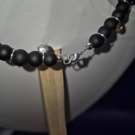Perlenkette in schwarz mit schimmernden Linsenperlen