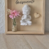Buddha im Bilderrahmen mit Blumendekoration
