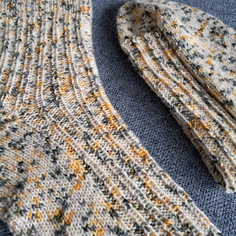 Socken Gr. 44/45 helle Farben handgestrickt