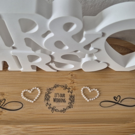 Mr.&Mrs. Schriftzug mit Holzuntersetzer