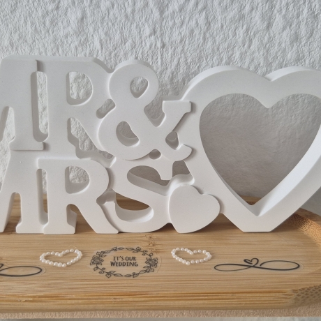 Mr.&Mrs. Schriftzug mit Holzuntersetzer