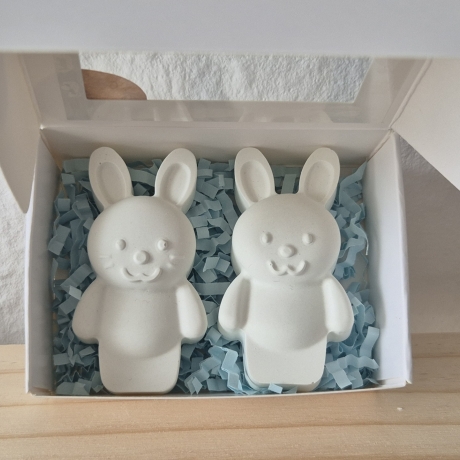 Kleine Geschenkboxen mit verschiedenen Inhalten