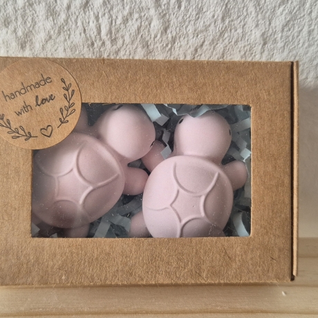 Kleine Geschenkboxen mit verschiedenen Inhalten