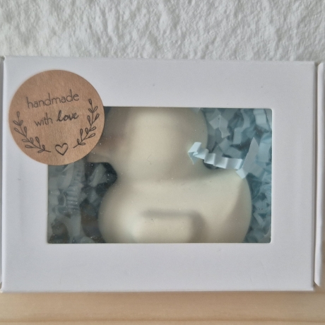 Kleine Geschenkboxen mit verschiedenen Inhalten