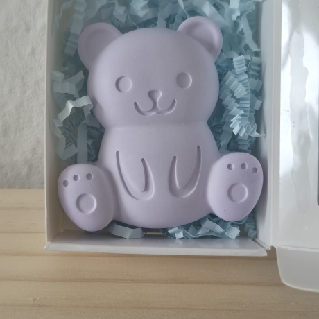 Kleine Geschenkboxen mit verschiedenen Inhalten