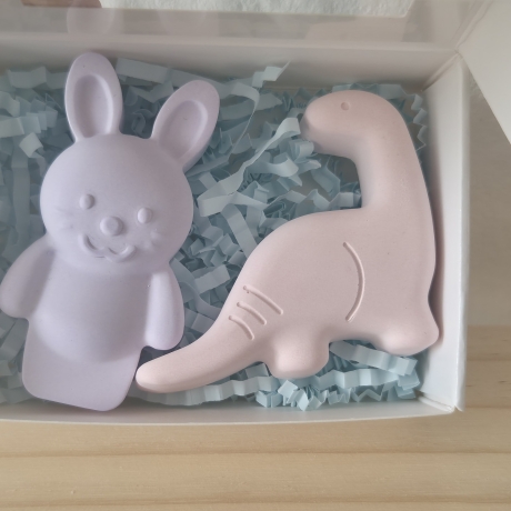 Kleine Geschenkboxen mit verschiedenen Inhalten
